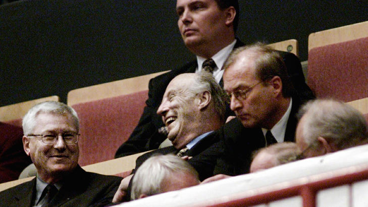  GAMLE VENNER:  De to vennene har en lang historie. Her ser de at at Sandjefjord tar NM-tittelen sammen med kong Harald. 
Foto: Morten Holm / SCANPIX