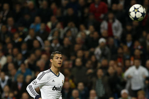TIDLIG M�L: Cristiano Ronaldo ser at skuddet sitt g�r inn. Foto: REUTERS/Susana Vera/NTB scanpix