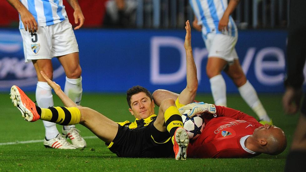 KEEPERNES AFTEN: Det var keeperne som sto utmerket seg i oppgj�ret mellom M�laga og Borussia Dortmund. Her redder M�lagas Willy Caballero i duell med Robert Lewandowski. Foto: AFP PHOTO / JORGE GUERRERO / NTB SCANPIX