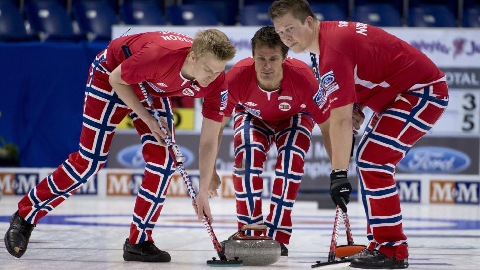  THE NORWEGIAN CURLING PANTS:  De norske curlingherrene slo Sverige 6-5 etter forlengning i kampen. Med fem seiere p� ni VM-kamper har Norge fortsatt en sjans til � ta seg videre fra grunnspillet. Foto: AP Photo / Jonathan Hayward / NTB Scanpix