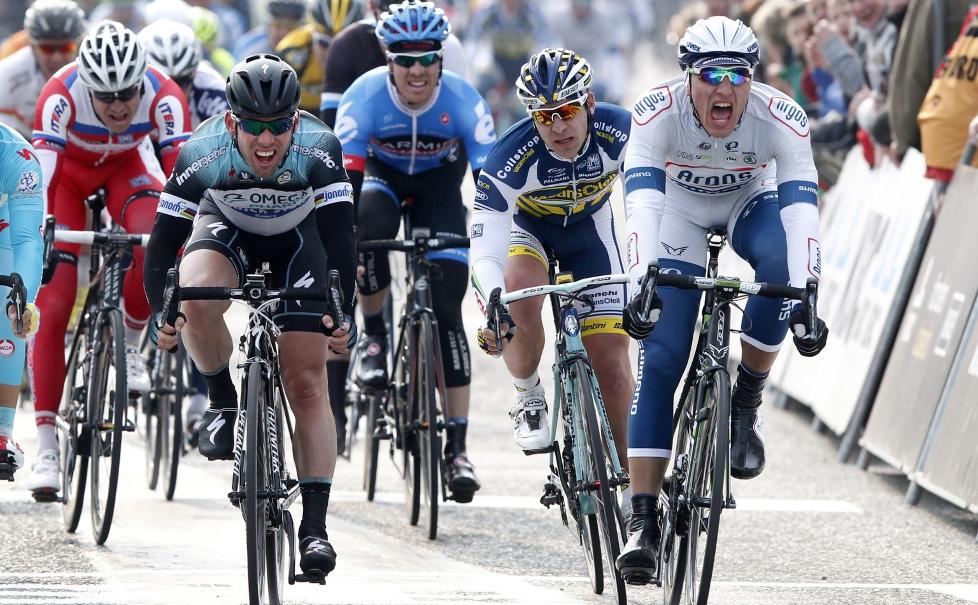 BARE NESTEN: Alexander Kristoff (i r�dt) spurtet inn til 5. plass i Scheldeprijs i g�r. Tyske Marcel Kittel (t.h.) vant foran Mark Cavendish (foran t.v.). Foto: AFP / BELGA / KRISTOF VAN ACCOM / NTB Scanpix