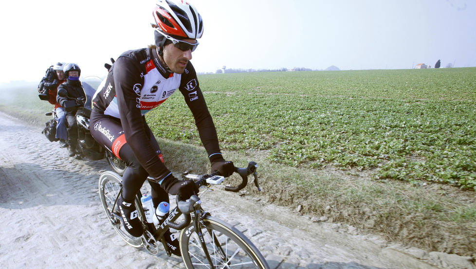 NEDE FOR TELLING: Paris-Roubaix-favoritten Fabian Cancellara veltet i dag for annen dag p� rad. Det er ingen optimal oppkj�ring i forkant av klassikerrittet som g�r av stabelen s�ndag. Foto: AP Photo/Michel Spingler