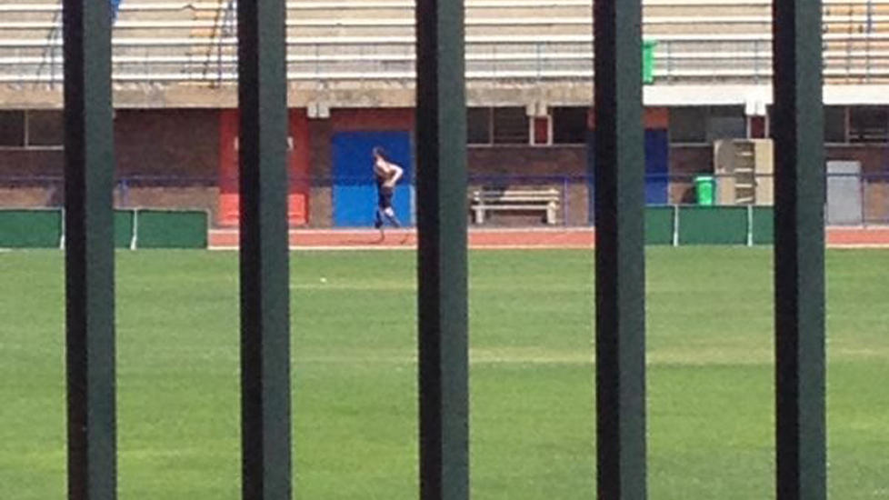 TRENER IGJEN: Dette bildet, tatt 24. mars, viser Oscar Pistorius i trening p� Pretoria Universitet i S�r-Afrika. Bildet er tatt av en skoleelev. Foto: AP/Lisa Smith