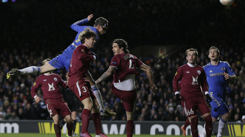 SUVEREN I LUFTA: Fernando Torres, som spiller med maske etter � ha brukket nesa, scoret to m�l mot Rubin Kazan i europaliga-kvartfinalen i kveld. Foto: AP Photo/Alastair Grant