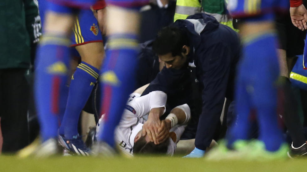 BILDET SPURS-FANSEN IKKE VIL SE: Gareth Bale ligger � vrir seg i smerte. Foto: AP Photo/Matt Dunham/NTB scanpix