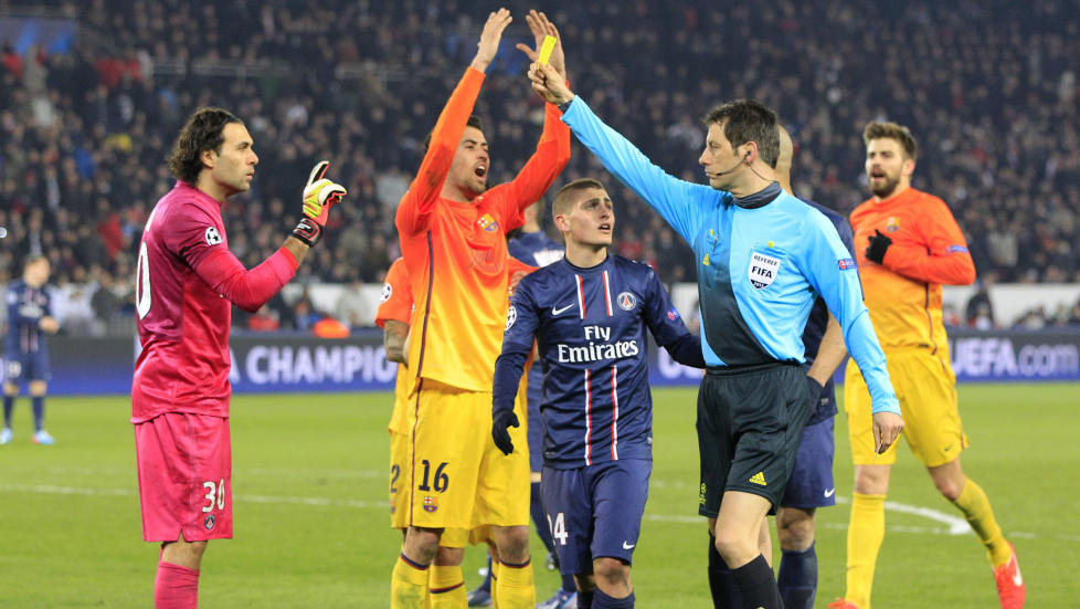 KLAGER: Barcelona klager dommer Wolfgang Stark inn til UEFA etter at de syntes han d�mte d�rlig i kampen mot Paris Saint Germain. Foto: REUTERS/Gonzalo Fuentes