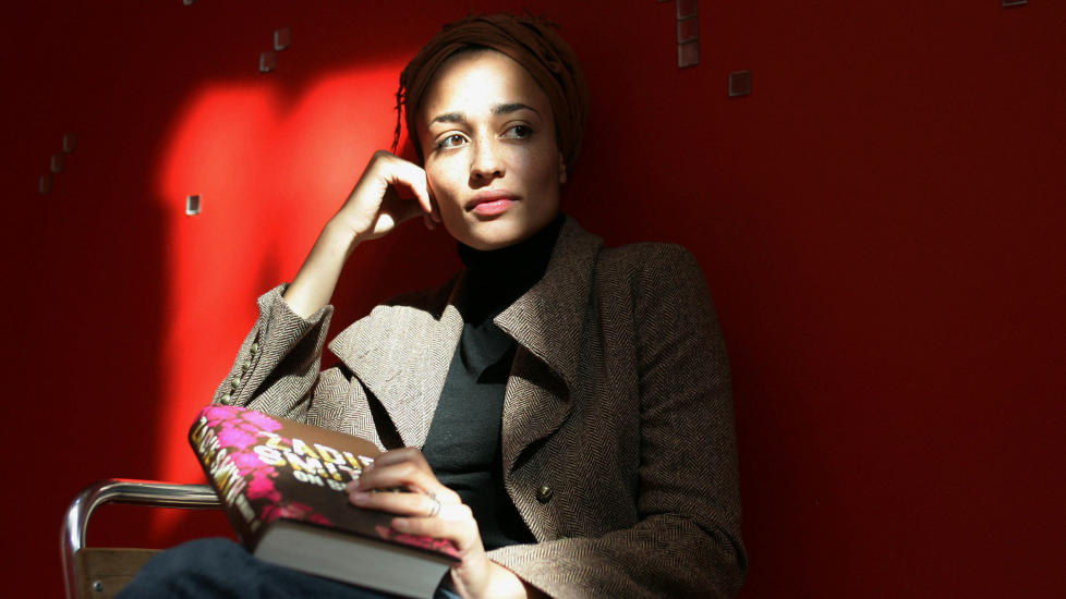 INGEN I FORLAGET LESER:  �N� er mye satt ut til eksterne operat�rer, og ofte er det ingen i forlaget som leser boka f�r den kommer ut, verken i original eller i oversettelse. Utrolig, men sant, de har ikke tid�, skriver kronikkforfatteren. Oversettelsen av Zadie Smiths nyeste bok �NW� ble trukket tilbake p� grunn av d�rlig oversettelse. Foto: Sergio Dionisio / AP / NTB Scanpix