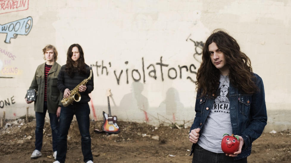FINURLIG GITARIST: Kurt Vile (t.h.) briljerer sammen med backingbandet The Violators. Foto: Playground.