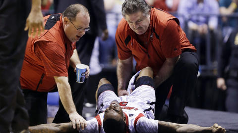 SJOKK: Her ligger Ware ute p� parketten med beinet stikkende ut av leggen. Foto: AP /Michael Conroy / NTB SCANPIX