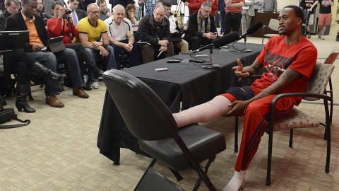 UTE AV SYKEHUSET: Ware stilte opp p� skolen for � snakke om hendelsen onsdag. Foto: AP  / Timothy D. Easley / NTB SCANPIX