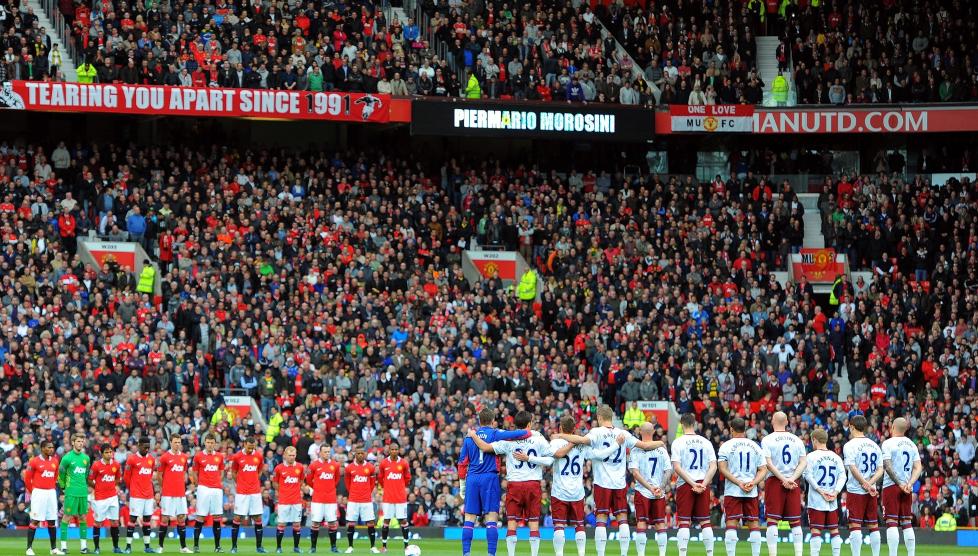 KREVER MER LYD: Enkelte Manchester United-fans synes syngingen ikke runger godt nok inne p� Old Trafford. Her avholder United- og Aston Villa-spillerne et minutts stillhet i april i fjor. Foto: AFP PHOTO / ANDREW YATES / NTB SCANPIX
