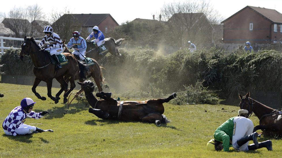 KNALL OG FALL: Slike bilder er vanlige under Grand National-l�pet p� Aintree-banen. Arrang�ren h�per � unng� d�de hester i �rets utgave. Foto: Reuters / NTB Scanpix