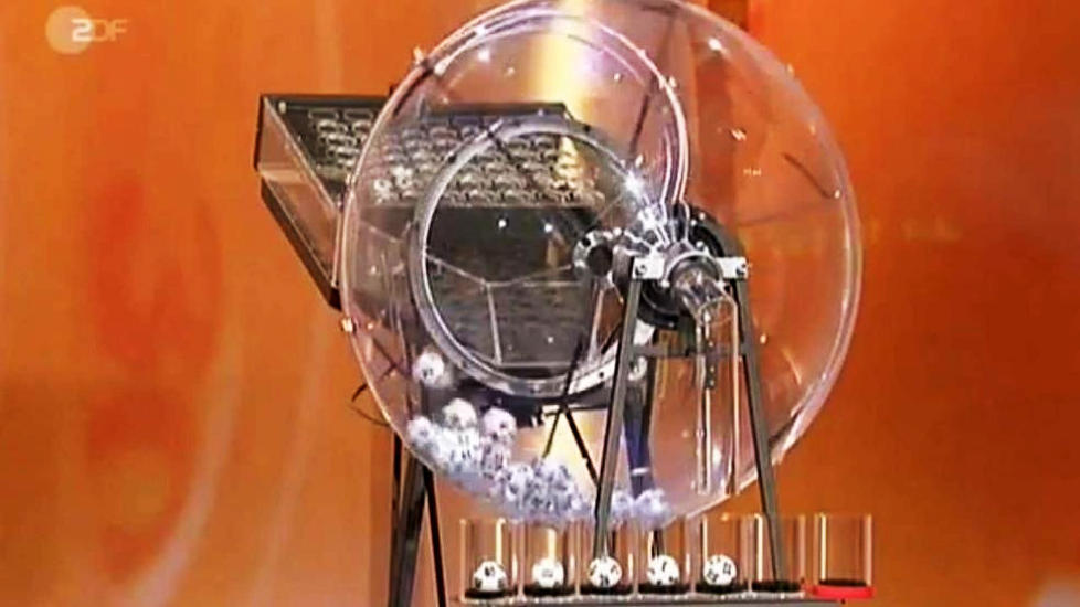 SKANDALEMASKINEN: Den skandaleombruste lottomaskinen i Mainz under den feilaktige trekningen onsdag. En annen maskin vil imidlertid bli brukt under l�rdagens trekning. Foto: ZDF