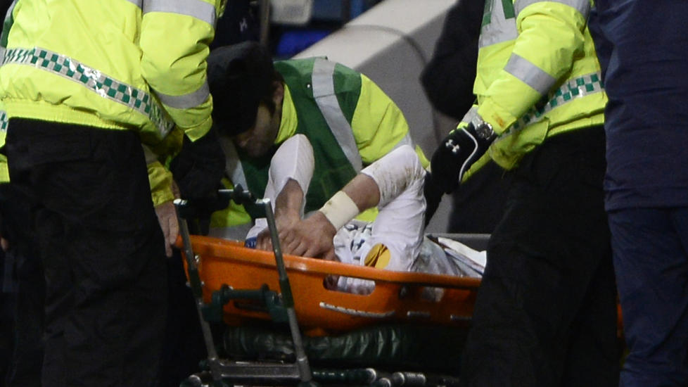 UT P� B�RE: Gareth Bale ble skadet og m�tte ut p� b�re under g�rsdagens europaliga-kamp mot Basel. Skaden er ikke s� ille som f�rst fryktet. Foto: REUTERS/Dylan Martinez