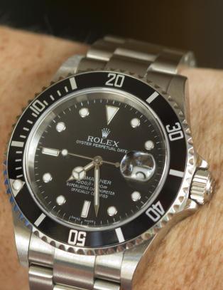 Hevdet stripper lurte klokka av armen men at han ikke husket noe fordi han var full