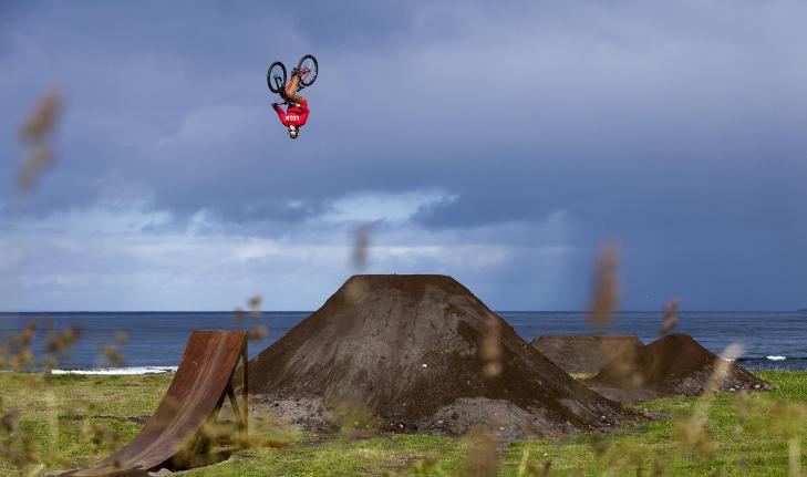 IKKE PR�V DETTE HJEMME: Flesteparten av triksene og stuntene som utf�res i serien krever sv�rt mye erfaring og teknikk. De neste ukene vil du her p� Dagbladet.no f� noen enklere nybegynnertriks. Foto: JOAKIM ANDREASSEN