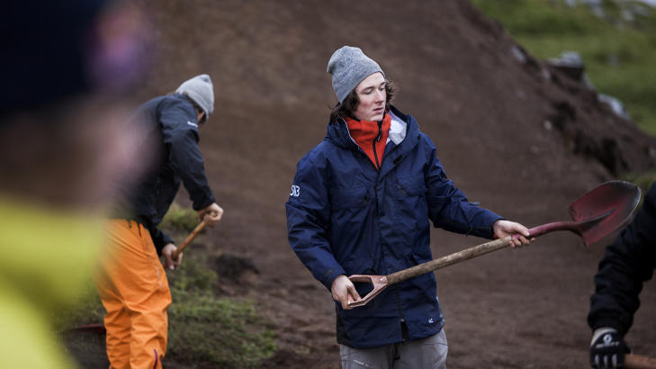 MYE ARBEID: Tre av fire uker i Lofoten gikk med til � bygge, og 1400 tonn med matjord krevde noen spadetak. Foto: JOAKIM ANDREASSEN