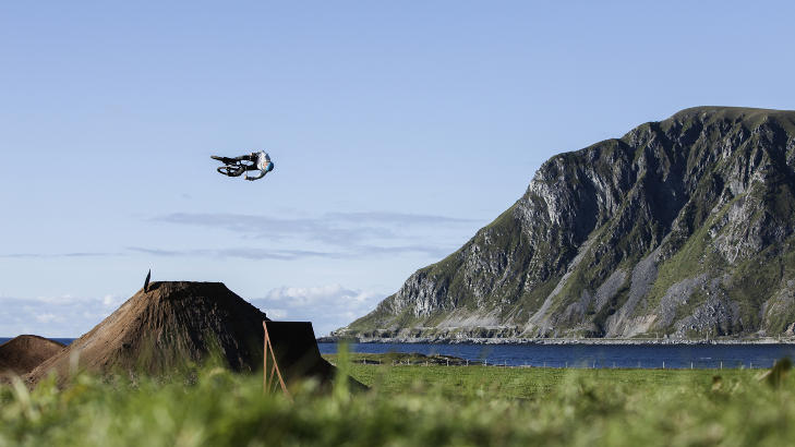 H�YE SVEV: Mellom bakkar og berg ut med havet svever nordmenn h�yt p� sykkel i filmen �Lines of Lofoten�. Foto: JOAKIM ANDREASSEN