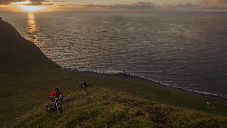 SPEKTAKUL�R NATUR: En d�rlig sommer til tross, viste Lofoten seg fra sin beste side de fire ukene syklistene og produksjonsselskapet var der i fjor sommer. Foto: JOAKIM ANDREASSEN
