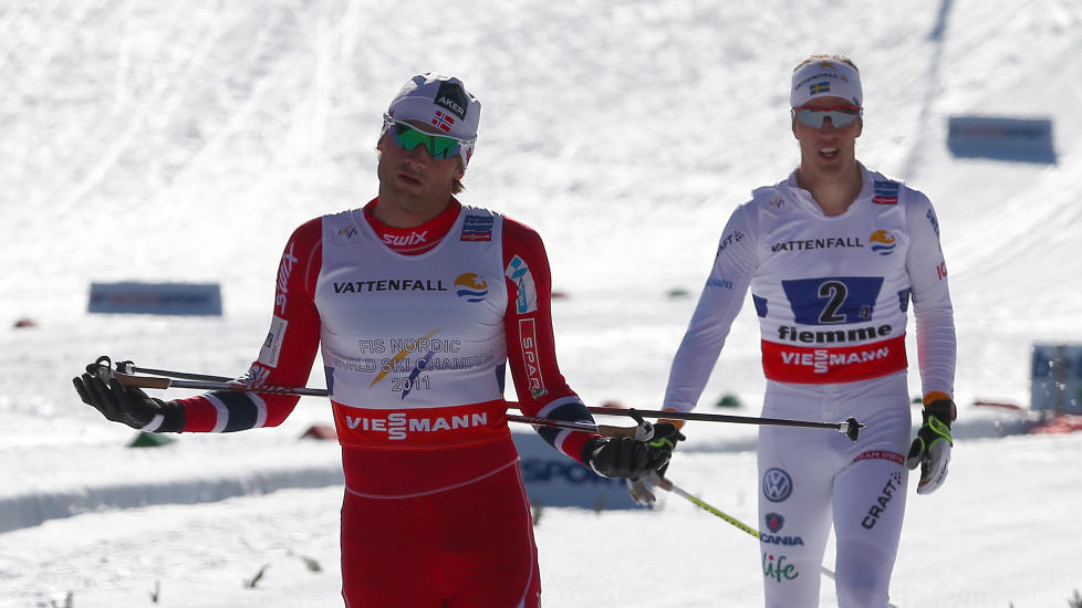 SL�R TILBAKE: Calle Halfvarsson er ikke redd for � ta en duell mot Petter Northug, b�de i og utenfor skil�ypen. Foto: AP Photo/Giovanni Auletta / NTB Scanpix