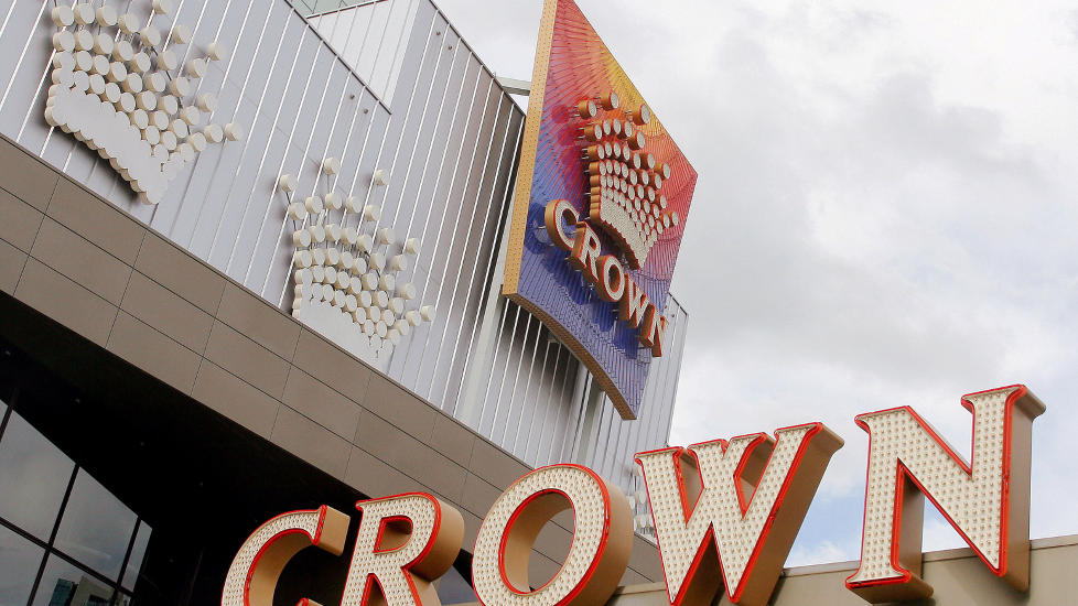(FILES) A Crown Casino sign adorns the side of the casino in Melbourne, 23 August 2006.  Australian gaming group Crown booked a 1.0 billion US annual net loss on August 27, 2009 as the financial crisis slashed the value of its US casinos.   AFP PHOTO/William WEST