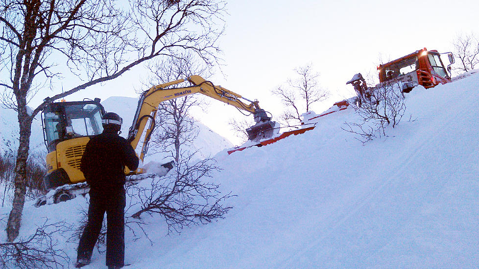  P� VEI INN:  Forsvaret har jobbet med � pakke en vei inn til ulykkesomr�det i Tromdalen etter at de farligste sn�skavlene er sprengt ned. I ettermiddag fikk letemannskaper klarsignal til � g� inn. Foto: Forsvaret.
