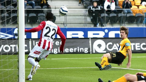 UTLIKNER:  Gudmundir Kristianson setter inn 2-2 for Start mot Toms�.
Foto: Tor Erik Schr�der / NTB scanpix