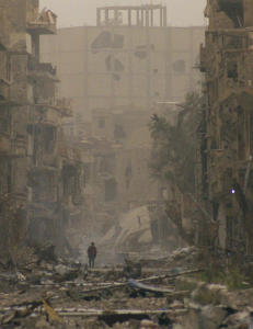 Alle snakker om Nord-Korea, mens Syria-d�den er glemt:
Her g�r gutten, alene i ruinene