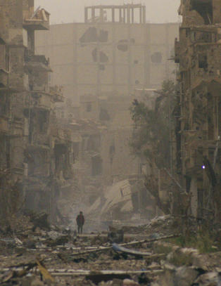 Alle snakker om Nord-Korea, mens Syria-d�den er glemt:
Her g�r gutten, alene i ruinene