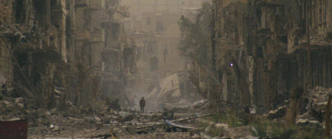 Alle snakker om Nord-Korea, mens Syria-d�den er glemt:
Her g�r gutten, alene i ruinene