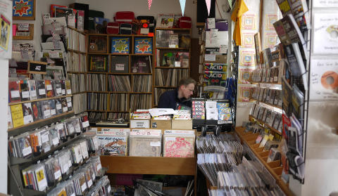 SE, EN CD: Sounds of the Universe har mest vinyl, men  cd-plata selger fortsatt. Foto: Jan Omdahl