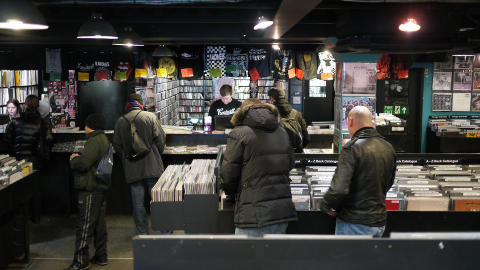 MEN IN BLACK: Greit � holde rede p� kj�nnsfordelingen hos Sister Ray. Foto: Jan Omdahl