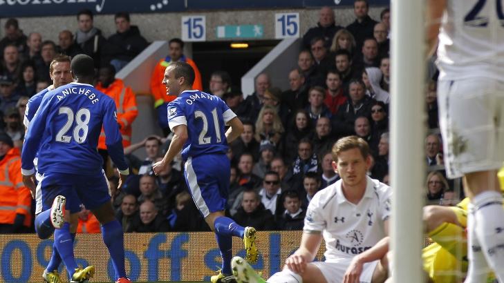 FRA JUBEL TIL SKUFFELSE: Evertons Phil Jagielka feirer utlikningsm�let. En fortvilet Jan Vertonghen m� innse at laget ikke holder nullen i kveld. Foto: AFP PHOTO/IAN KINGTON/NTB scanpix