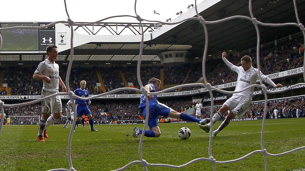 SLO TILBAKE: Everton snudde kampen, men like f�r slutt utliknet Tottenham og fikk med seg det ene poenget. Gylfi Sigurdsson setter inn en retur fra stolpeskuddet til Adebayor. Foto: AFP PHOTO/IAN KINGTON/NTB scanpix