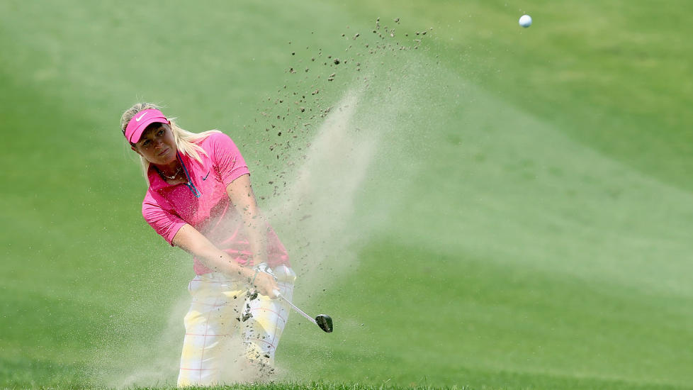 LEDER ETTER HALVSPILT TURNERING: Suzann Pettersen er et slag foran regjerende mester Ai Miyazato. Foto: Jeff Gross/Getty Images/AFP