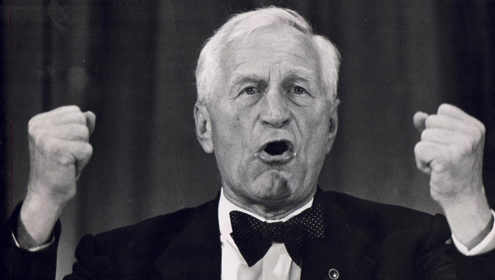 INNFLYTELSE: - Til tross for en tilv�relse i opposisjon har vi p�virket samfunnet og politikken i stor grad, skriver Siv Jensen og Carl I. Hagen. Fra stortingsvalget i 1973. Anders Lange, stifter og formann av Anders Langes parti til nedsettelse av skatter og avgifter.   Foto: Helge Sunde