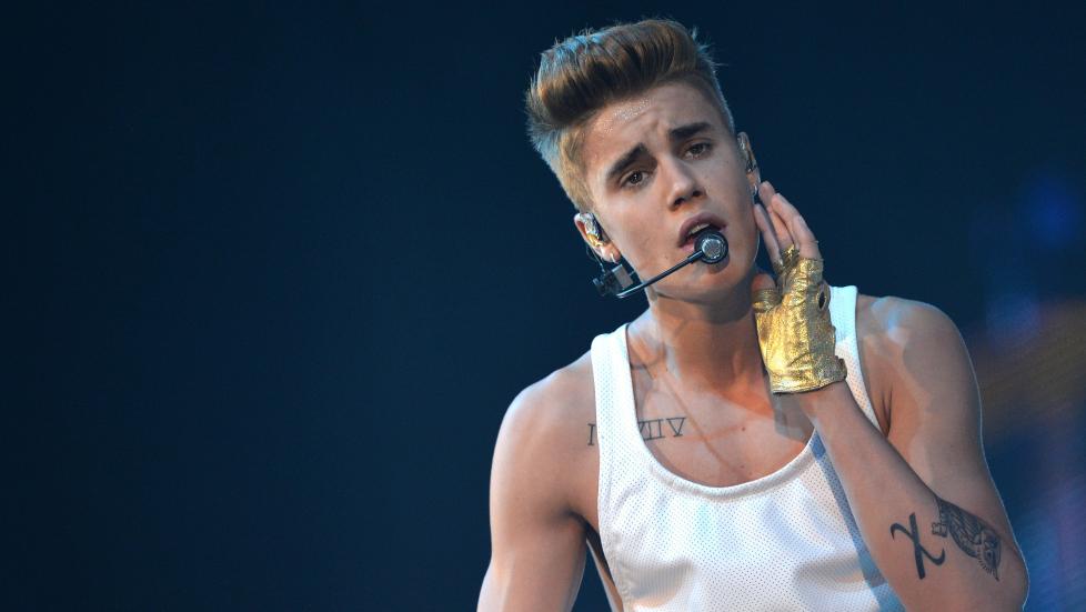 POPUL�R HOS PIKENE: Justin Bieber har sl�tt seg opp til � bli et fenomen blant unge jenter. Men det er ikke bare musikken som st�r i fokus der. Foto: NTB Scanpix