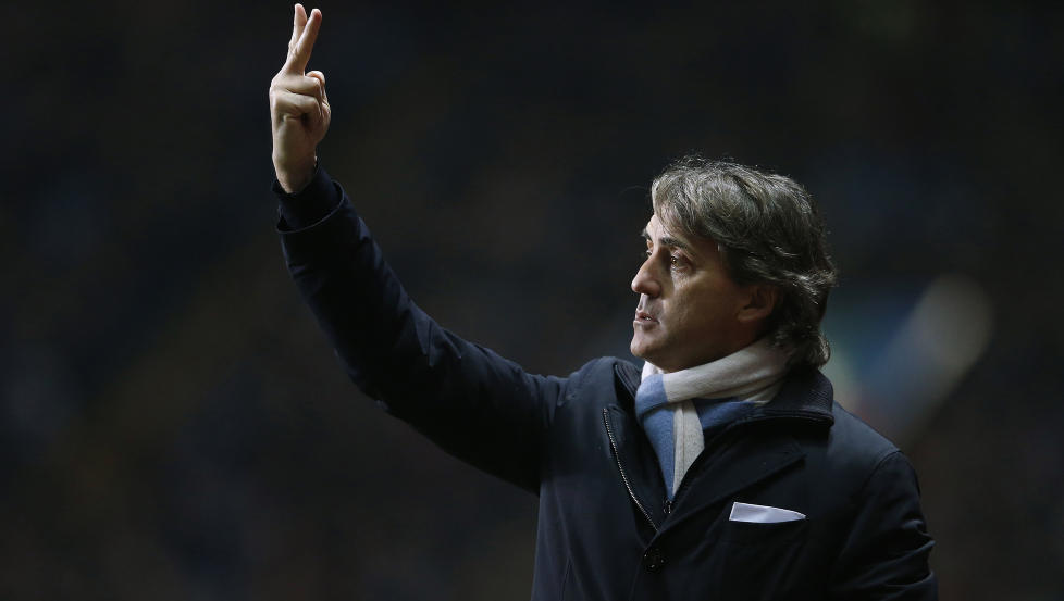 TO NYE �R?: Nei, mener britiske medier. Ja, mener norske City-supportere. Uansett er det Roberto Mancini som leder Manchester City mot byrical United i kveld. Foto: REUTERS/Eddie Keogh