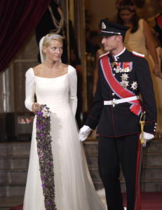�Vi kan ikke utelukke at Mette-Marit b�de var forelska i kronprinsen, og at hun hadde sosiale ambisjoner, selv om dette er en tanke vi ikke liker s� godt i det liksom-egalit�re Norge�