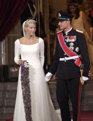 �Vi kan ikke utelukke at Mette-Marit b�de var forelska i kronprinsen, og at hun hadde sosiale ambisjoner, selv om dette er en tanke vi ikke liker s� godt i det liksom-egalit�re Norge�