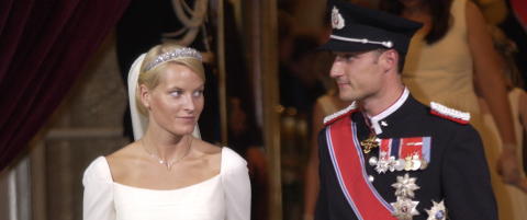 �Vi kan ikke utelukke at Mette-Marit b�de var forelska i kronprinsen, og at hun hadde sosiale ambisjoner, selv om dette er en tanke vi ikke liker s� godt i det liksom-egalit�re Norge�