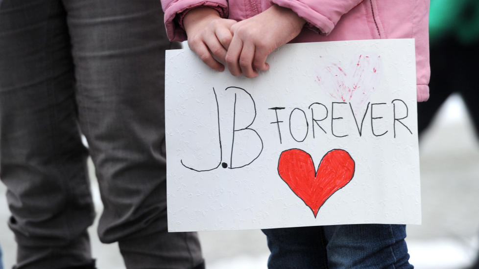 BIEBER-HYSTERI:  �Den tilsynelatende galskapen kan si mer om ungdommens livssituasjon enn ungdommen selv. I hvert fall hvis de intense f�lelsene vedvarer �r etter �r�, skriver artikkelforfatteren. Foto: Tobias Hase / AFP / NTB Scanpix