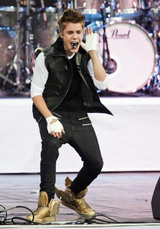 H�PET:  I deres verden er det Bieber som representerer h�pet�, skriver artikkelforfatteren. Her er popstjernen Justin Bieber i aksjon p� scenen under konserten utenfor Operaen i Oslo i fjor. Foto: Fredrik Varfjell / NTB scanpix