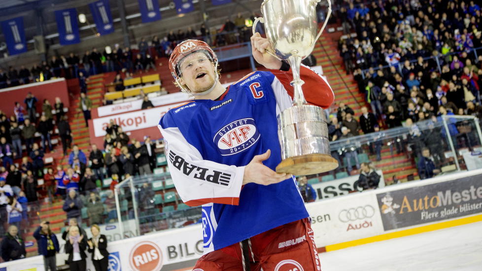 DRAR TIL ERKERIVALEN? Her feirer Steffen Thoresen ligaseieren med V�lerenga. Neste �r kan han spille i Oilers-farger. Foto: Thomas Winje �ijord / NTB scanpix