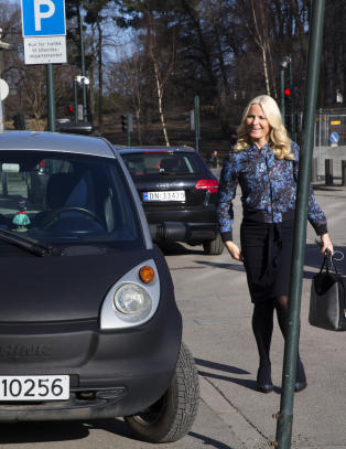 Mette-Marit hadde d�rlig tid - parkerte p� fortauet
