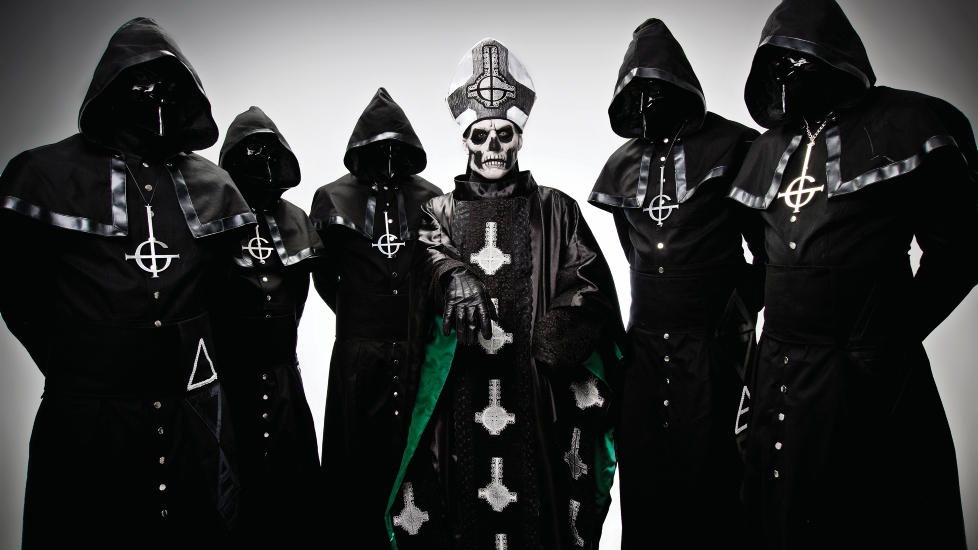 SUKSESS SOM SP�KER: Med sin kombo av et lettlivet forhold til popkultur, og en streng anonymitetsstrategi rundt pressen, kan Papa Emeritus II og hans navnl�se bandkollegaer i Ghost (Ghost B.C i USA, av rettighetsgrunner) v�re den nye �game changeren� i musikkbransjen. Foto: Ester Segarra