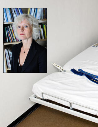 �Erik� l� beltelagt i 28 dager. - Behandlingen er uakseptabel, men ikke unik