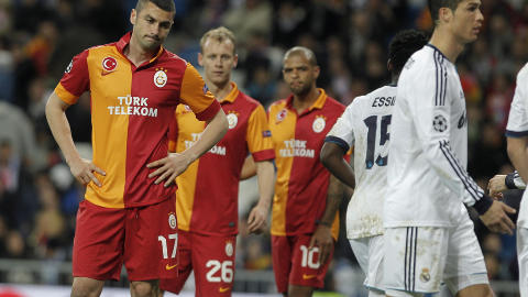 TYRKISK MISN�YE: Burak Yilmaz (t.v) fikk foten tr�kket p� i Real Madrid-feltet, uten at han ble bel�nnet med straffespark. Foto: AP / Andres Kudacki / NTB SCANPIX