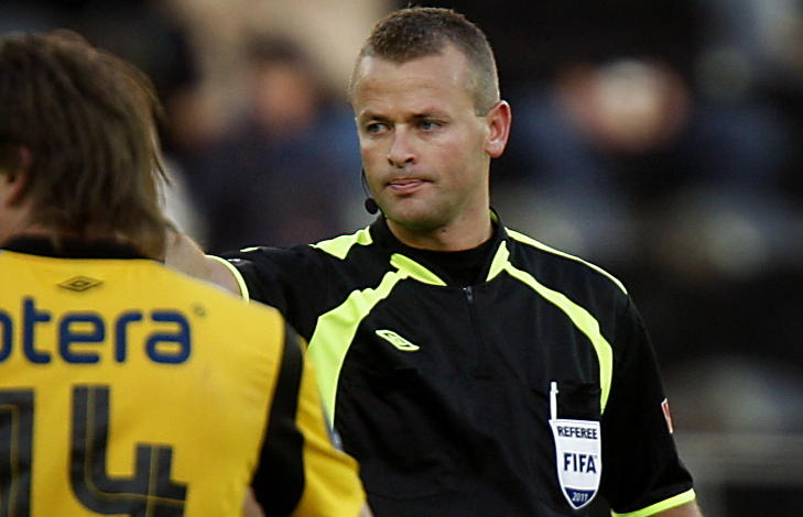 STOR KAMP-DOMMER: Dommer Svein Oddvar Moen fikk en god attest av Mourinho. Her fra en tippeligakamp. Foto: ERLING H�GELAND/Dagbladet