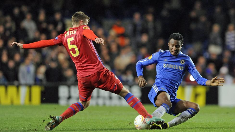 EUROPA LEAGUE MANGLER STATUS: John Obi Mikel (t.h) synes ikke Europa League, her mot Steaua Bucuresti, er rare erstatningen for spill i Champions League. Chelsea er klare for semifinalen i turneringen uten tap i morgen. Foto: EPA PHOTO / Gerry Penny / NTB SCANPIX